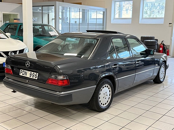 Mercedes-Benz 230 E 3 of 5