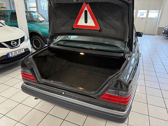 Mercedes-Benz 230 E 17 of 17