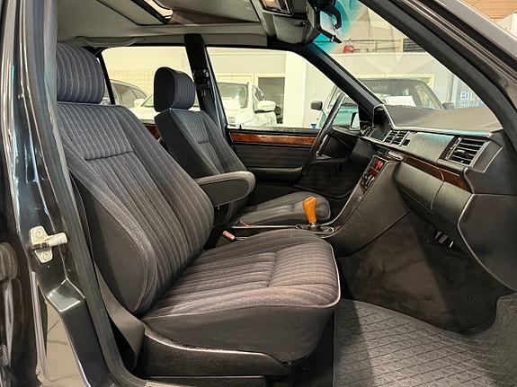Mercedes-Benz 230 E 14 of 17