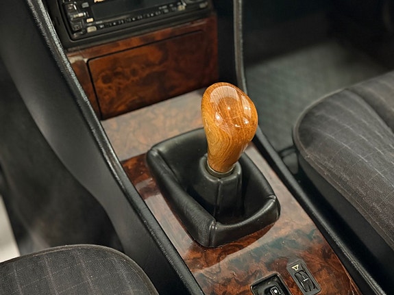 Mercedes-Benz 230 E 13 of 17
