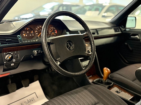 Mercedes-Benz 230 E 9 of 17
