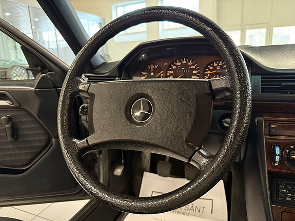 Mercedes-Benz 230 E 10 of 17