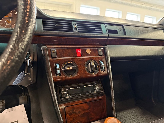 Mercedes-Benz 230 E 12 of 17