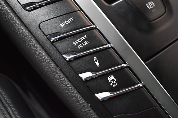 Porsche Macan S 13 of 25