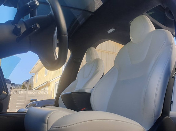 Tesla Model X 4 of 5