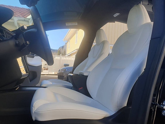 Tesla Model X 3 of 5