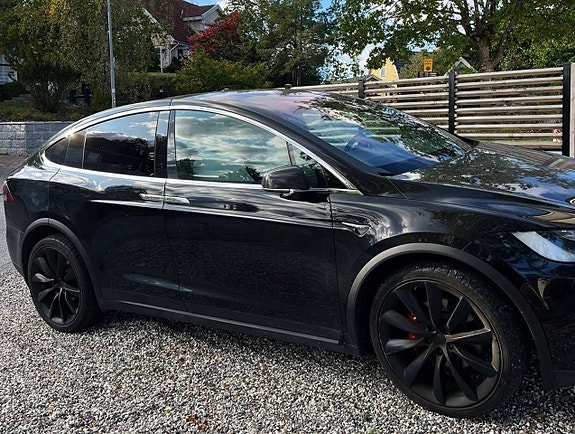Tesla Model X 9 of 27
