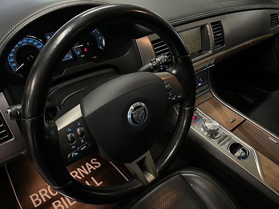 Jaguar XF 8 of 18