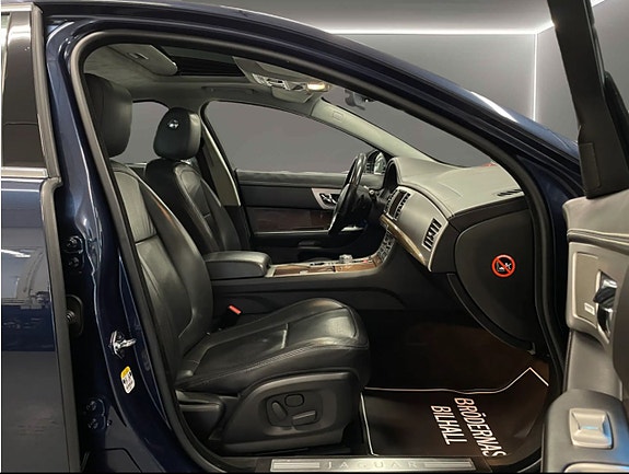 Jaguar XF 16 of 18