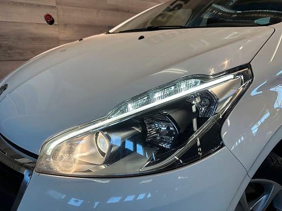 Peugeot 208 21 of 24
