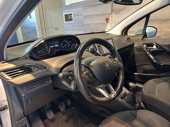 Peugeot 208 6 of 24