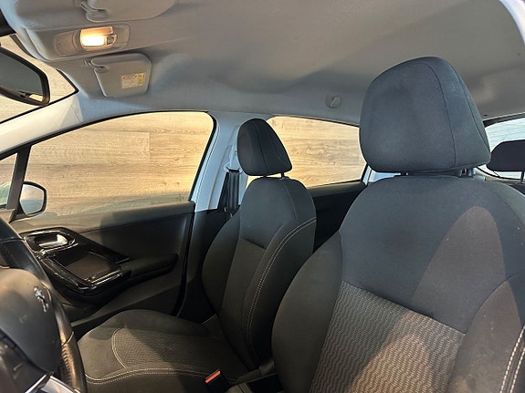 Peugeot 208 8 of 24