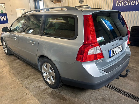 Volvo V70 3 of 5