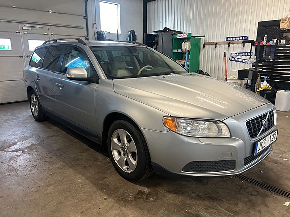 Volvo V70 2 of 5