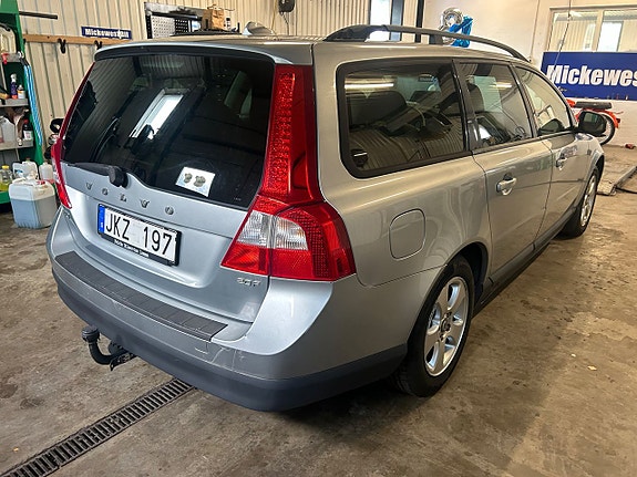 Volvo V70 4 of 5