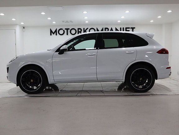 Porsche Cayenne 3 of 5