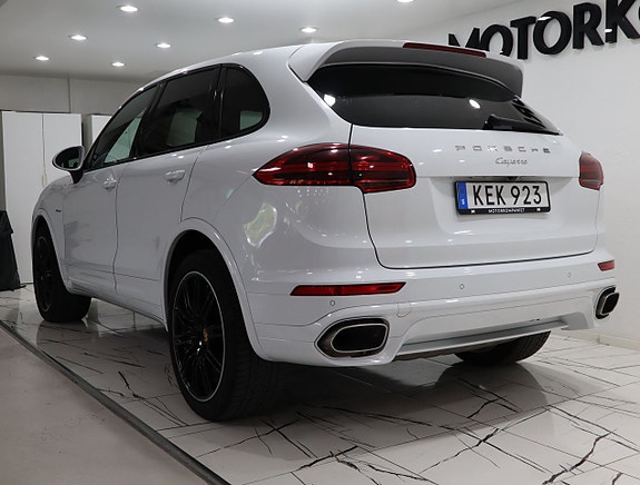 Porsche Cayenne 4 of 5