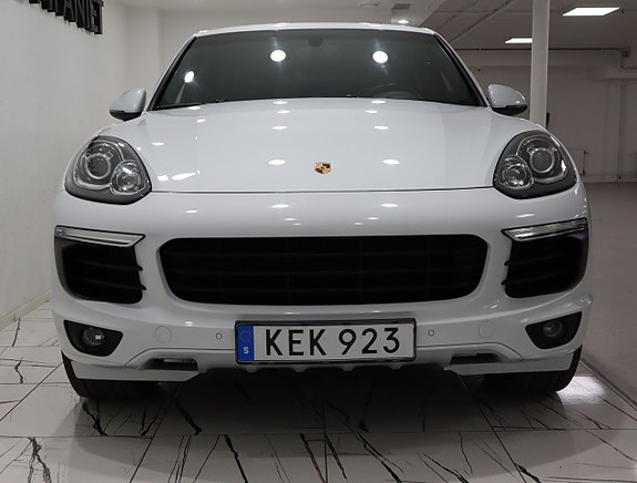 Porsche Cayenne 2 of 5