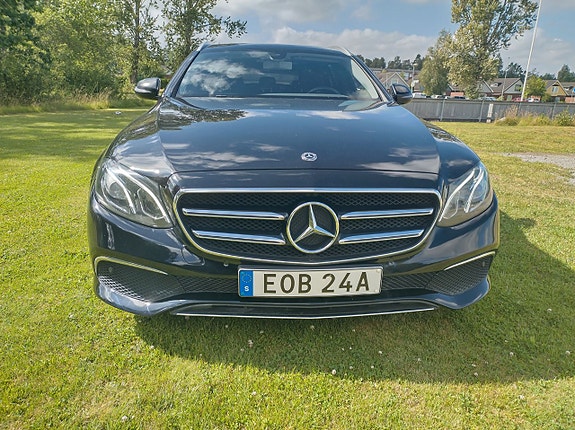 Mercedes-Benz E220 3 of 5