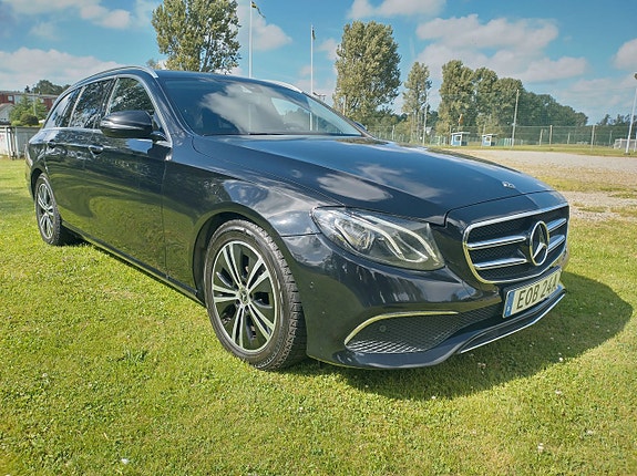 Mercedes-Benz E220 2 of 5