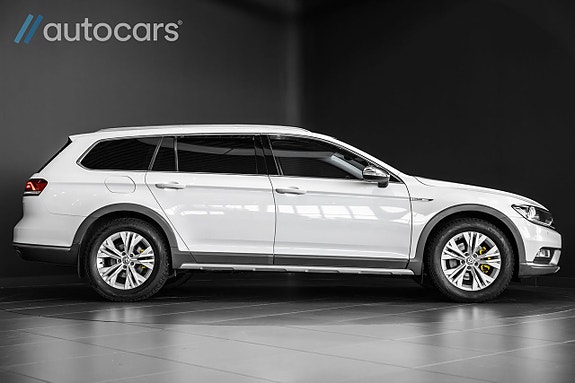 Volkswagen Passat Alltrack 2 of 5