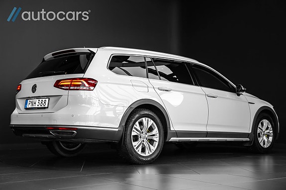 Volkswagen Passat Alltrack 3 of 5