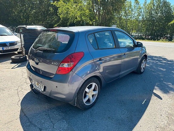 Hyundai i20 2 of 5