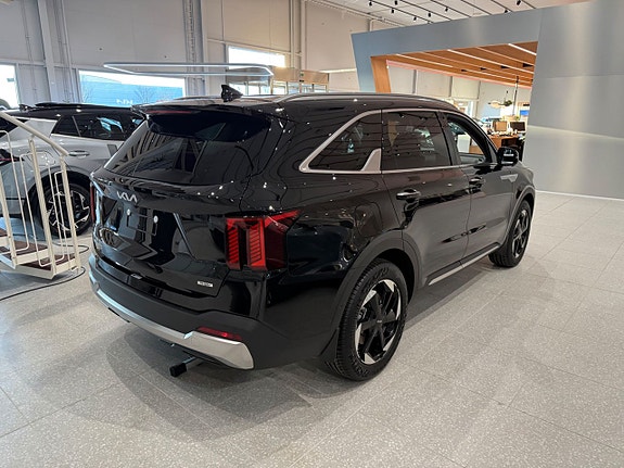 Kia Sorento 2 of 17