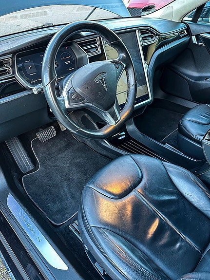 Tesla Model S 13 of 16