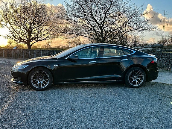 Tesla Model S 2 of 16