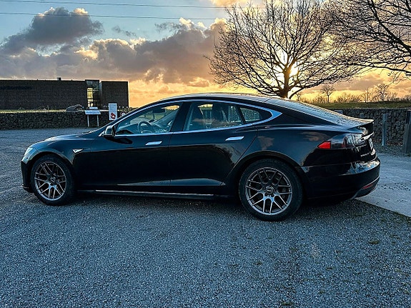 Tesla Model S 4 of 16