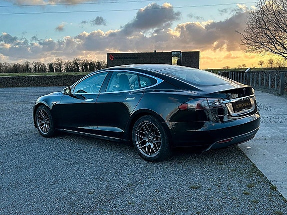 Tesla Model S 11 of 16