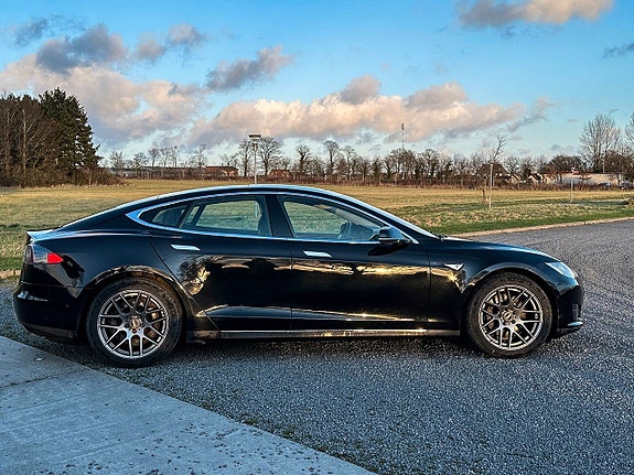 Tesla Model S 9 of 16