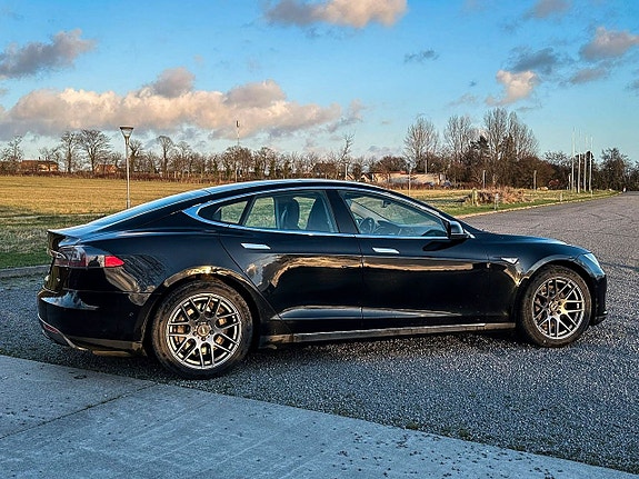 Tesla Model S 10 of 16
