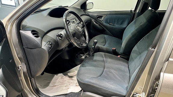 Toyota Yaris 9 of 16