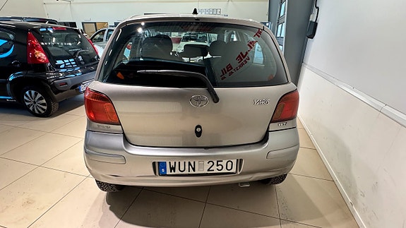 Toyota Yaris 14 of 16