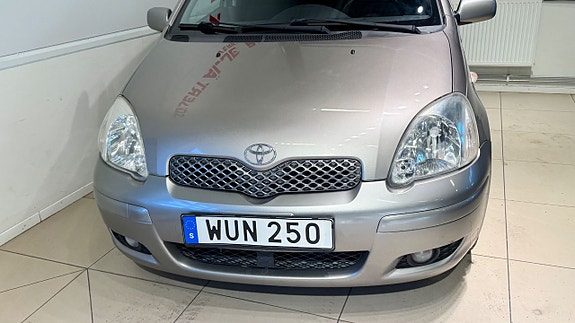 Toyota Yaris 7 of 16