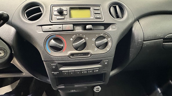 Toyota Yaris 11 of 16
