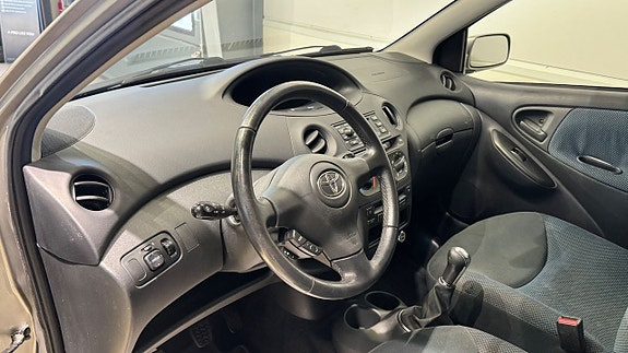 Toyota Yaris 8 of 16