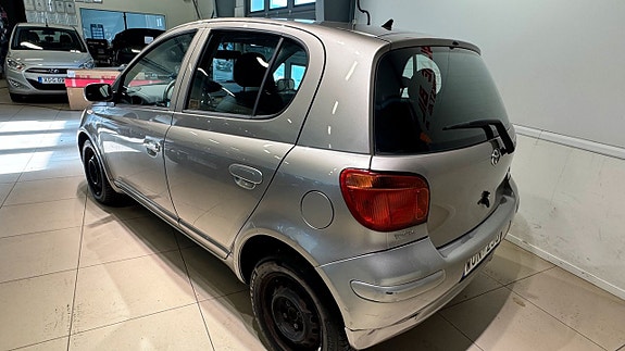 Toyota Yaris 13 of 16