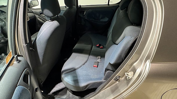 Toyota Yaris 10 of 16
