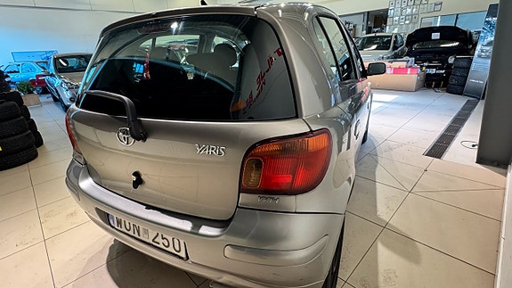 Toyota Yaris 15 of 16