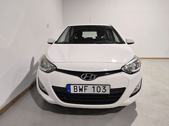 Hyundai i20 2 of 5