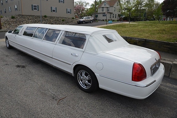 Lincoln Town Car 8 of 11