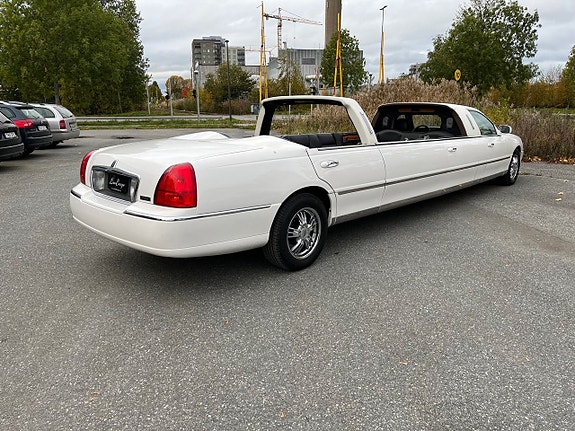 Lincoln Town Car 2 of 5