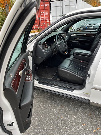 Lincoln Town Car 9 of 11