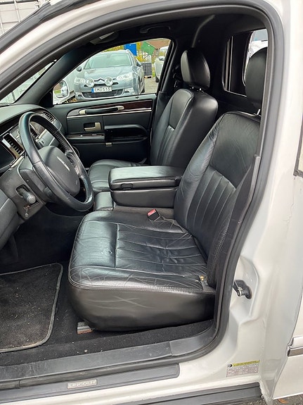 Lincoln Town Car 10 of 11