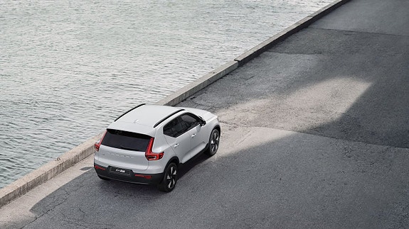 Volvo EX40 8 of 17