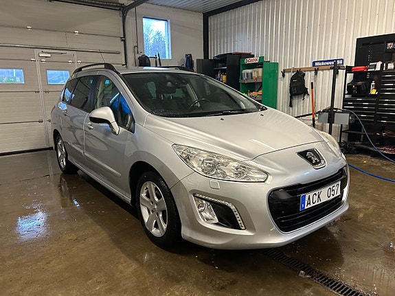 Peugeot 308 SW 2 of 5