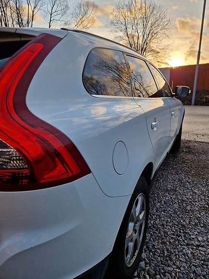 Volvo XC60 3 of 17
